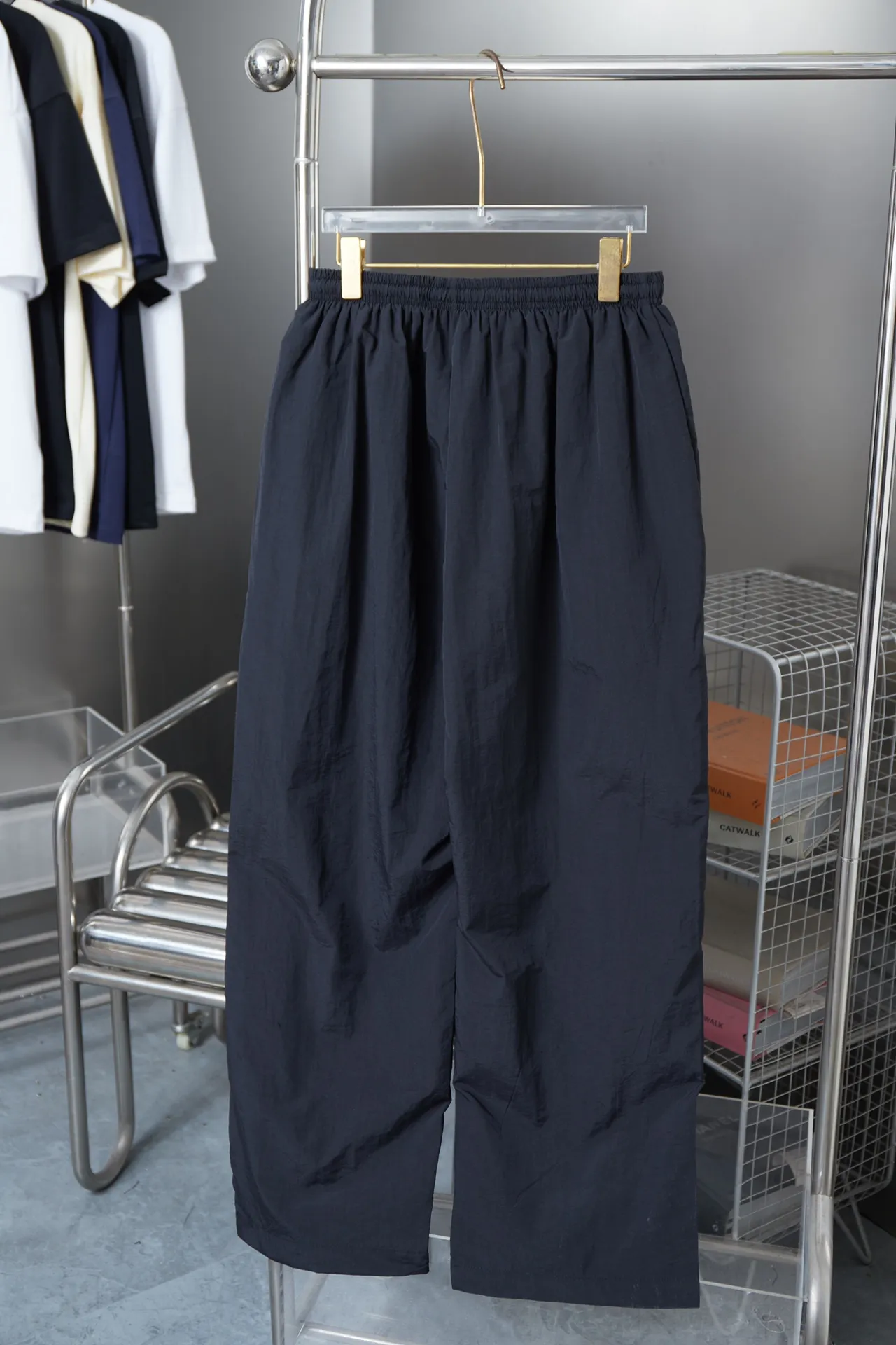 Balenciaga 𝘽𝘼𝙇𝙀𝙉𝘾𝙄𝘼𝙂𝘼 BLCG 82 three-color red double-ring printed trousers, light luxury, a must-have item for men and women's daily commuting, correct version, feel free to compare, detailed features · Customized windproof Oxford fabric · The entire fabric is pre-treated with a waterproof coating · Imported environmentally friendly glue thermosetting ink printing process · Double side pockets on trousers · Original main mark, washed tag, brand moisture-proof paper packaging Color: Picture color Size: 46/48/50/52